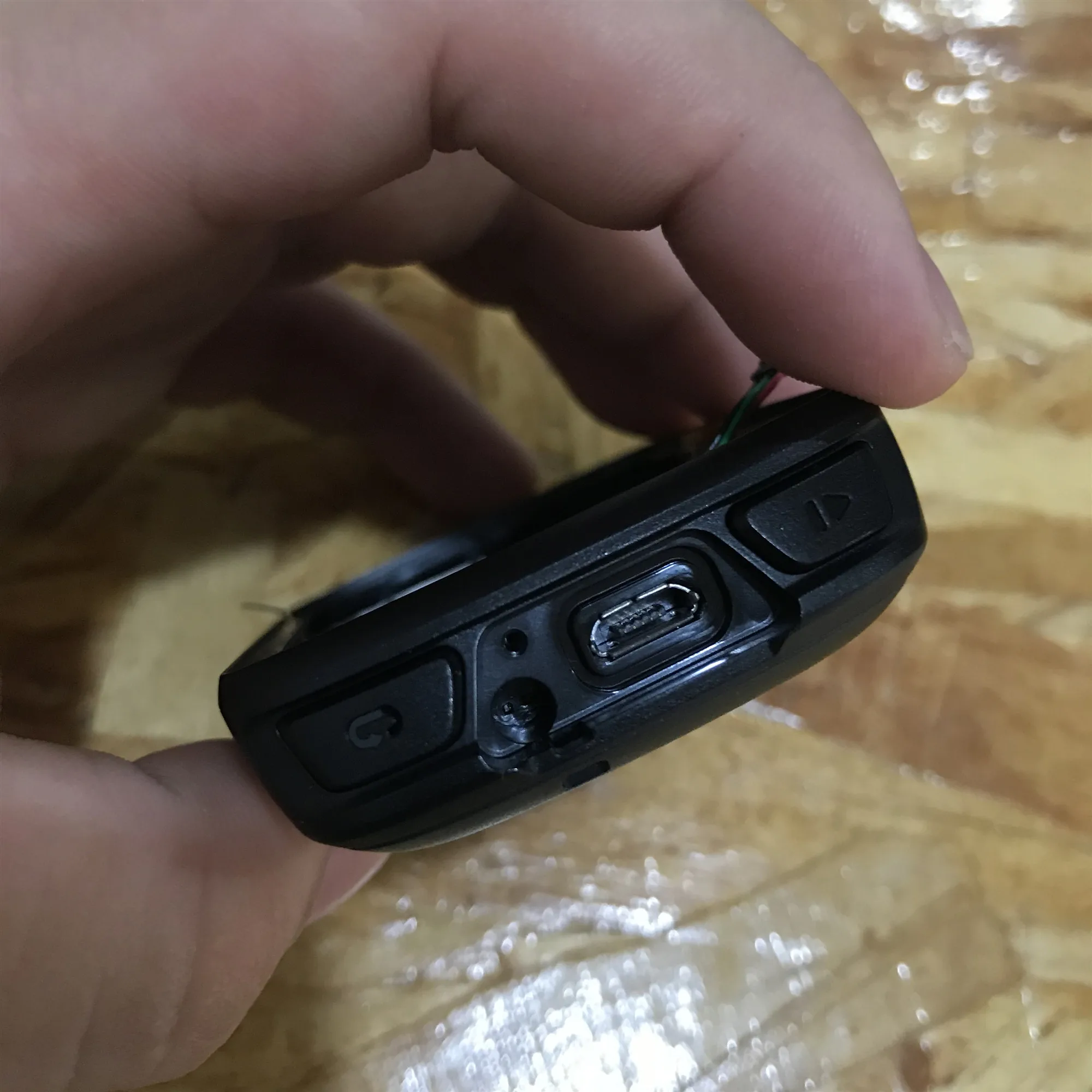 Задняя крышка спидометра велосипеда Edge 530 ремонт и замена аккумулятора GARMIN