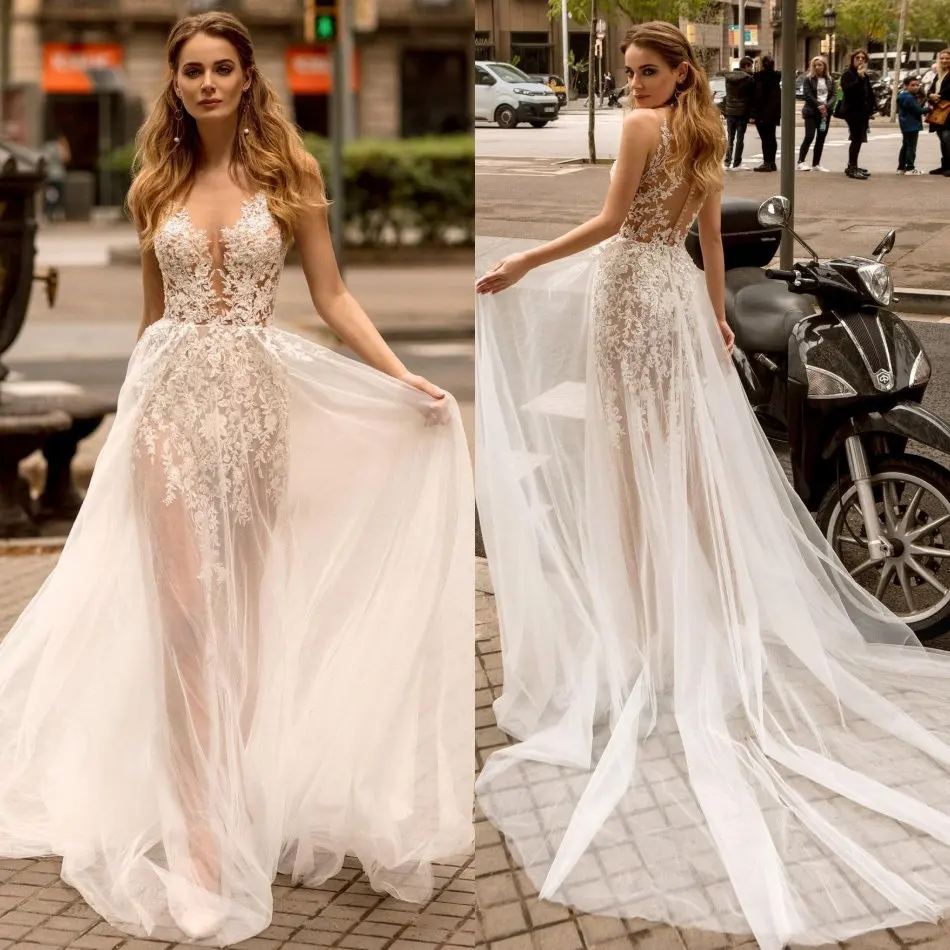 Свадебное платье с пуговицами на спине и шлейфом свадебное платье-трапеция без