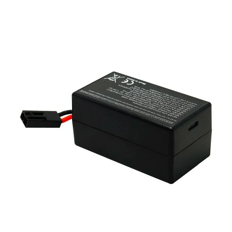 Batterie Lipo 11.1V 1500mAh pour Parrot AR.Drone 2.0 branchée sur un chargeur, prête pour une utilisation prolongée.