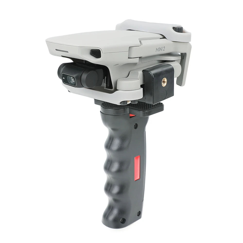 Drone DJI Mavic Mini équipé du Support Selfie Drone, stabilisateur portable en action dans un parc