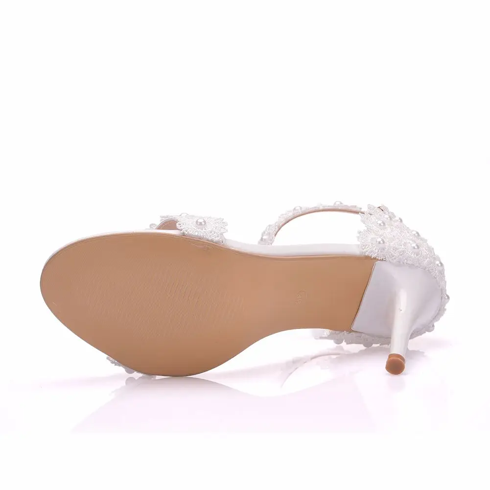 Женские свадебные туфли с жемчужинами и кружевом; белые свадебные босоножки на тонком высоком каблуке; Летние пикантные вечерние модельные туфли с ремешком на лодыжке