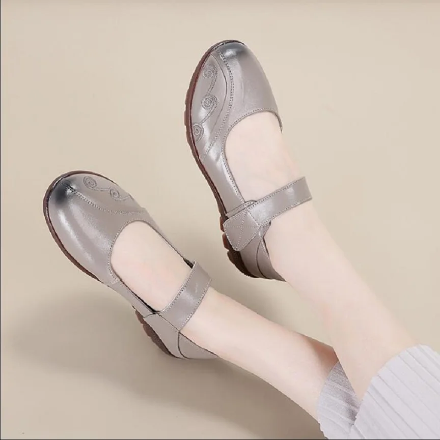 

2019 autumn women Genuine Leather flat shoes soft sole comfortable Slip on Loafers mother shoes flat Women single shoes