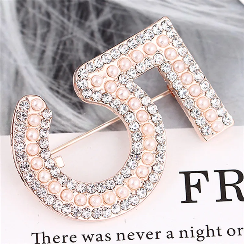 Broches cc avec lettres 5 pour femmes, bijoux en cristal, strass, cadeau de fête, nouvelle collection