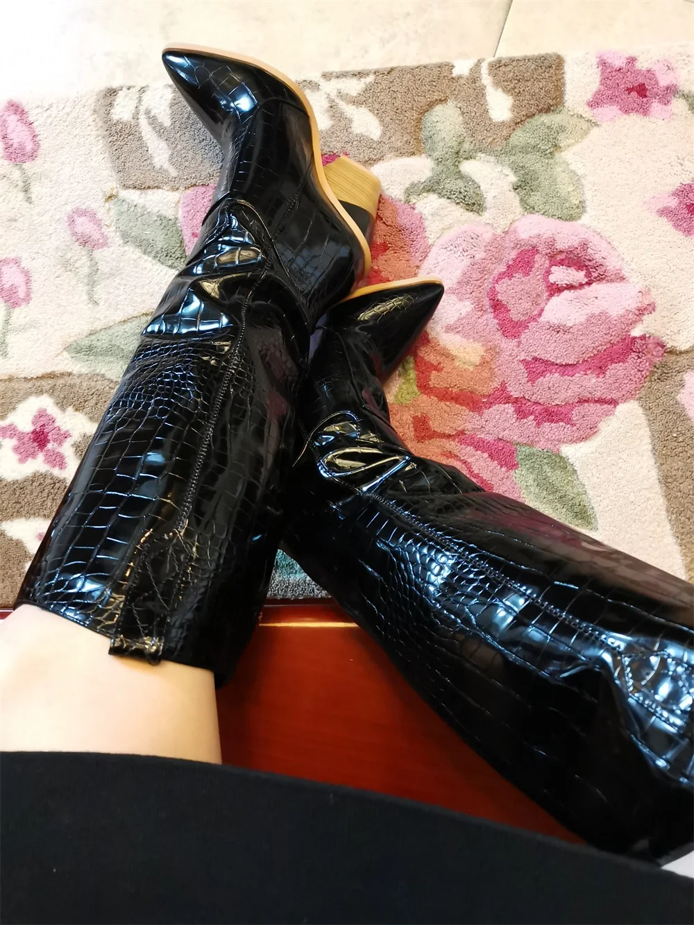 Сапоги в байкерском стиле на танкетке с острым носком в ковбойском стиле; сапоги до колена; ковбойские сапоги в западном стиле для женщин; высокие зимние сапоги; обувь на высоком каблуке