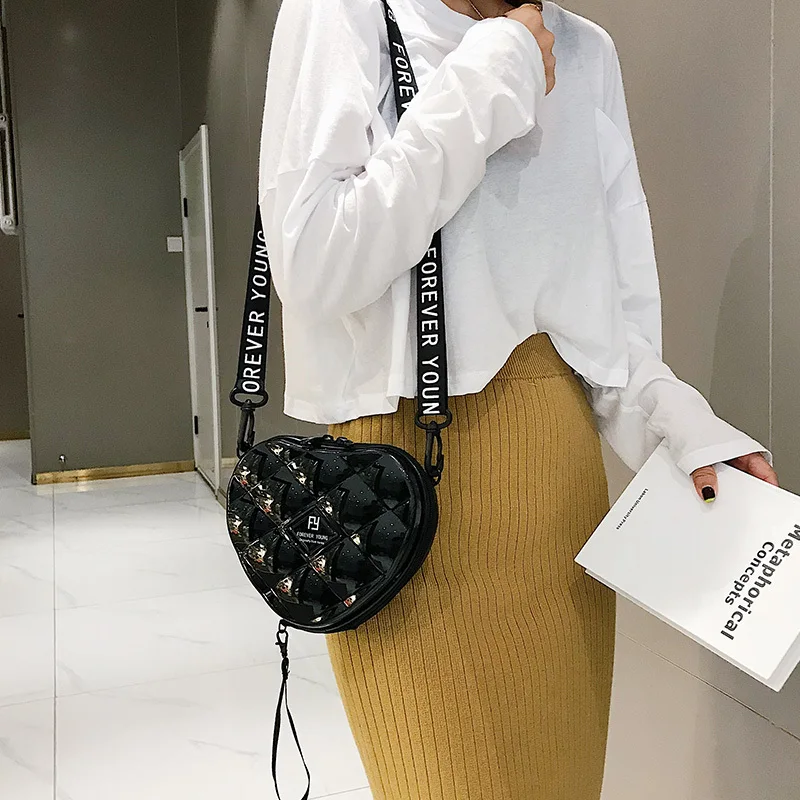 Goedkoop Hartvormige PVC mini tas voor vrouw 2019 fashion Designer persoonlijkheid kleine doos Koreaanse schoudertas vrouwen Portemonnees En handtas