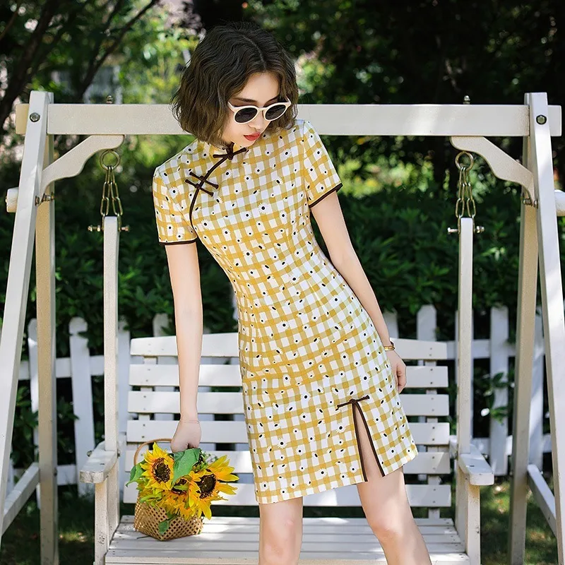 

Literary plaid cheongsam 2020 new four-way stretch short daisy fresh girl banquet performance daily cheongsam qipao modern