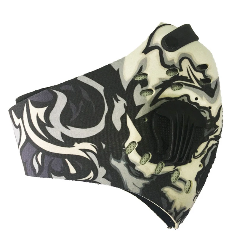 Masque blanc réutilisable en tissu, vue de face, avec des détails de couture, parfait pour un usage quotidien confortable.