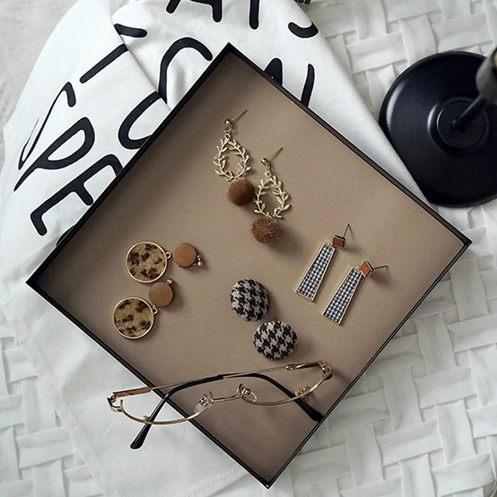 Koop Morandi Stijl Zwarte Tray met Lederen Mat Ijzeren Plaat voor Sieraden Dessert Koffie Display Houders Creatieve Decoratie Organizer