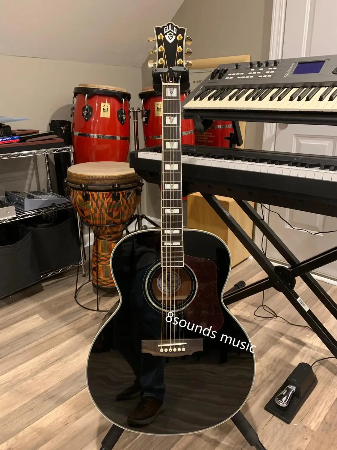 Freiesverschiffenberufsgitarremit3knpfepickupsJumboF50