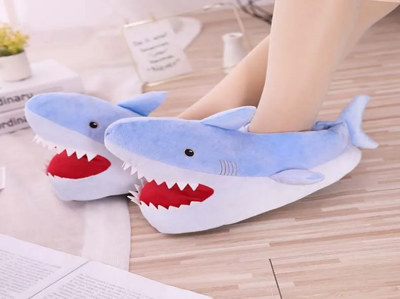 Новые милые плюшевые тапочки ins Shark; теплые зимние тапочки для взрослых; плюшевая обувь с набивным рисунком животных; подарок на День святого Валентина для девочек
