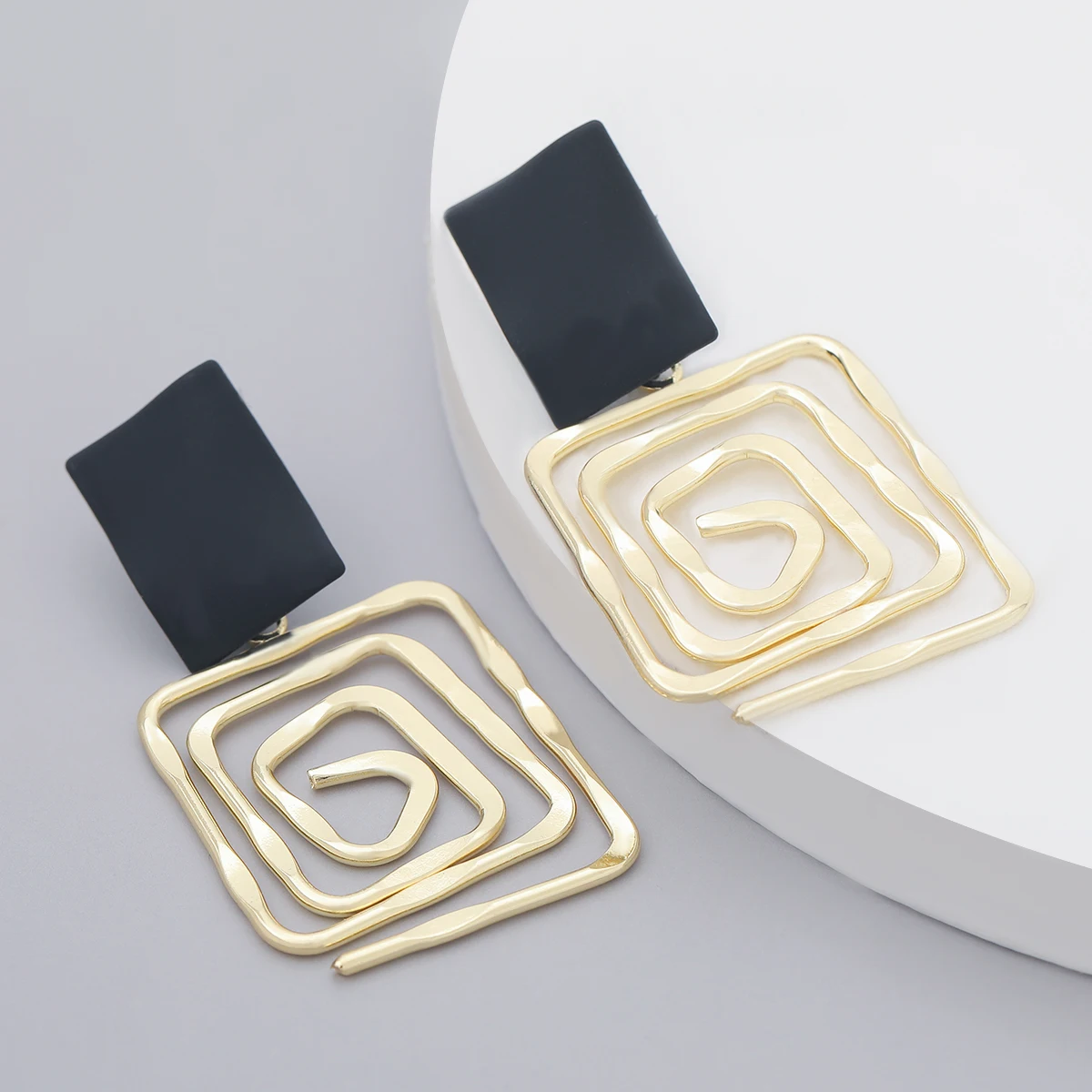 

2021 Fashion Simple Metal Back Shape Geometric Earrings Women's Popular Creative Drop Earrings Retro Party Jewelry Accessories
