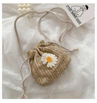 

Straw woven bag with bucket bag 2020 summer new small daisy woven female bag Korean version of the wild shoulder messenger bag
