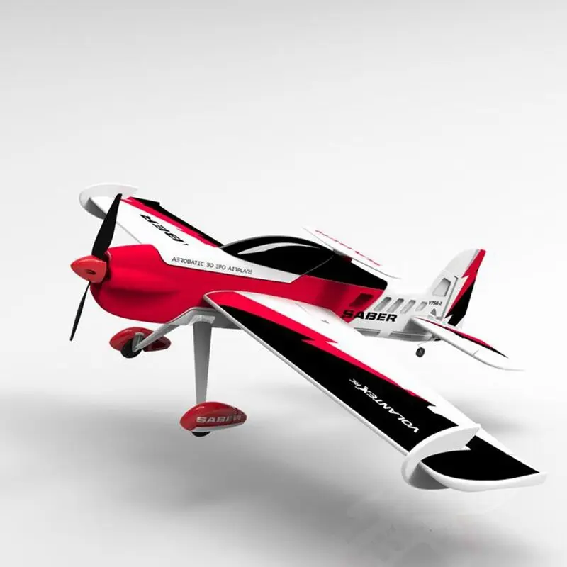 Le planeur RC Volantex Sabre 756-2 en vol, avec ses ailes déployées contre un ciel bleu.