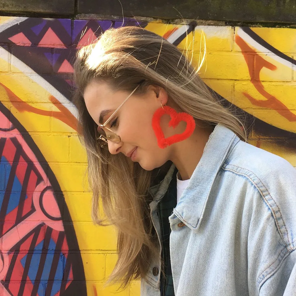 2020 Spring Fashion Exaggerated Fur Plush Red Pink Heart Earrings Contracted Joker Cute Women Pompom Drop Earrings Jewelry Gift