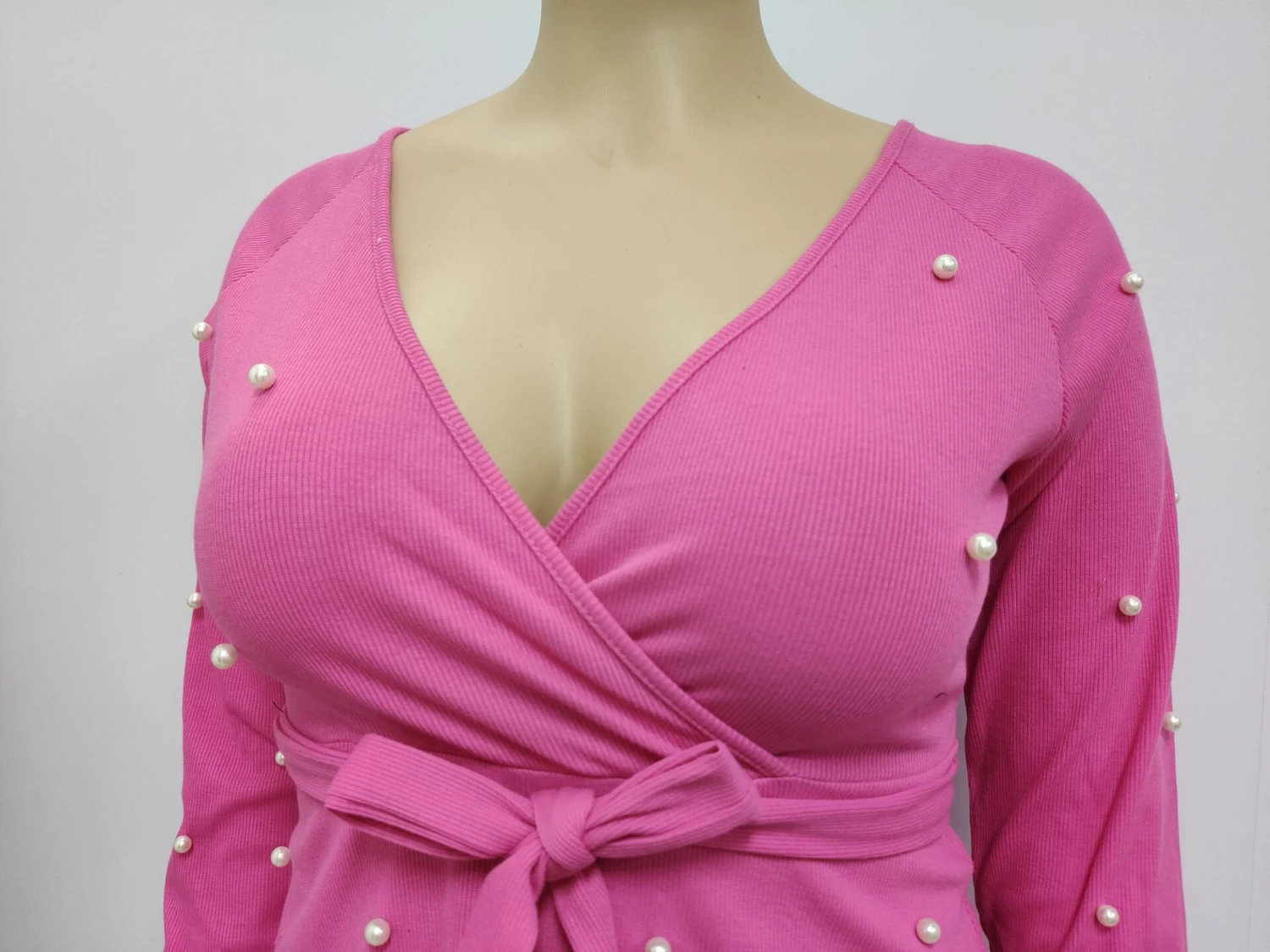 Осенне-зимний женский топ с v-образным вырезом, длинным рукавом, Одноцветный с поясом, Модный повседневный топ с жемчугом, черные, розовые рубашки размера плюс 4XL