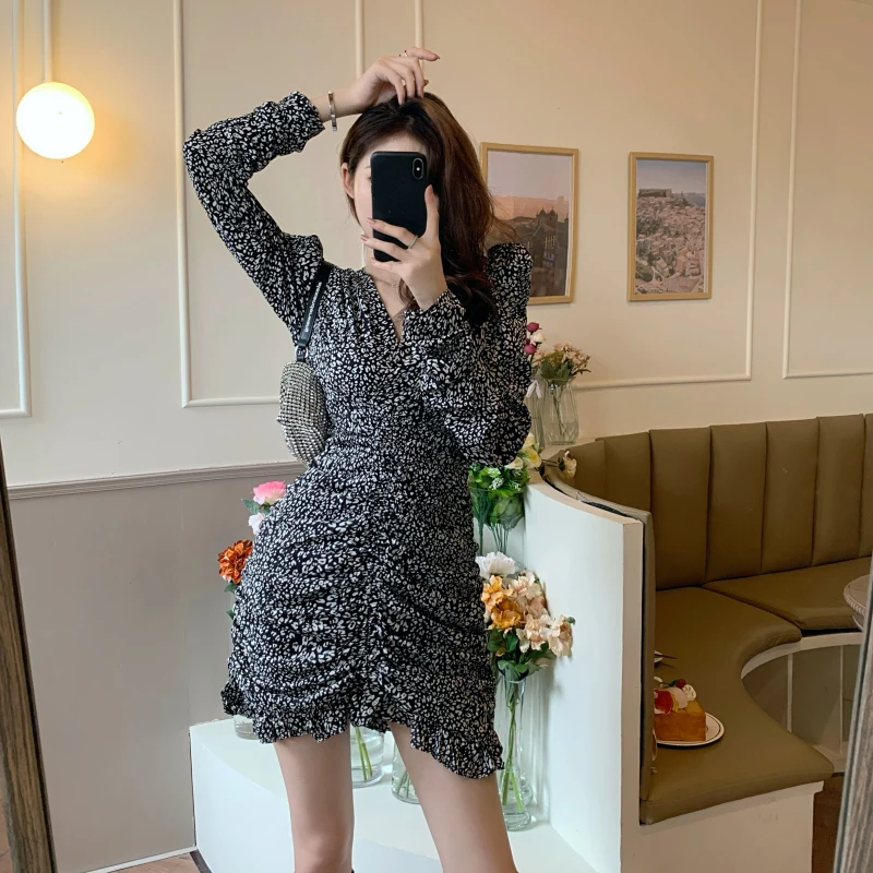

2020 Autumn new fashion V-neck bubble sleeve broken flower waist pull pleated long sleeve temperament dress women