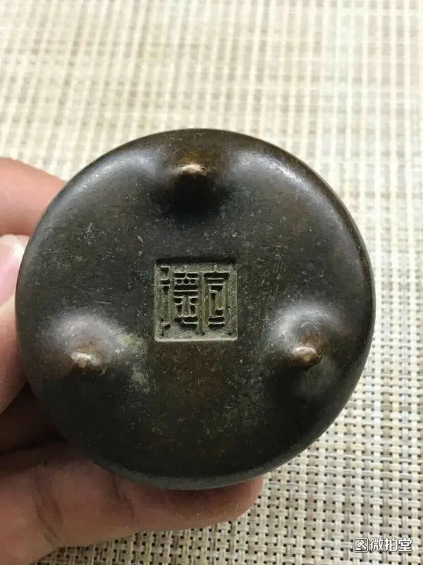 

Переработка из Китая, маленькая курильница Xuande из старой чистой меди с тремя ногами