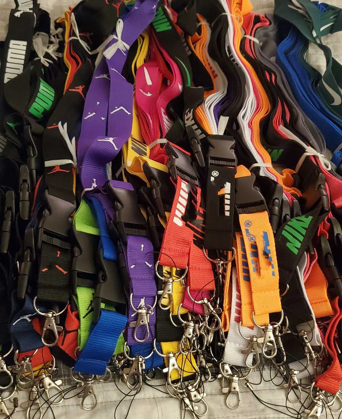 

Wholesale 50pcs fashion sports mobile phone lanyard, keychain sling, many varieties.Welcome to consult