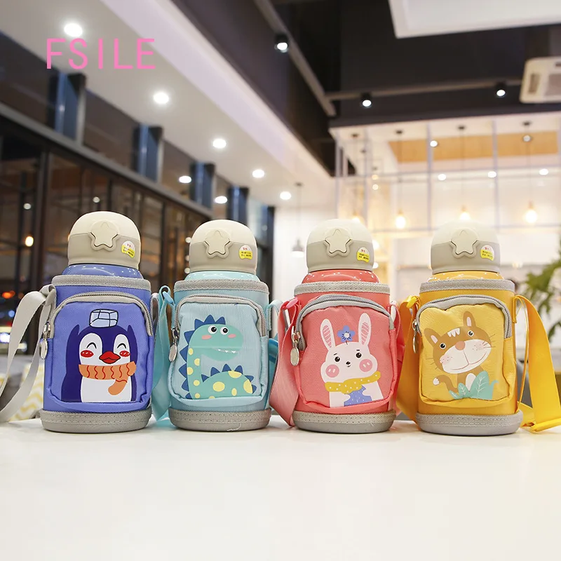 

FSILE 600ml Fashion Cartoon Large-capacity Straw Child Insulation Pot Small School Bag Zipper Cute Mug Outdoor Baby Drinking Cup