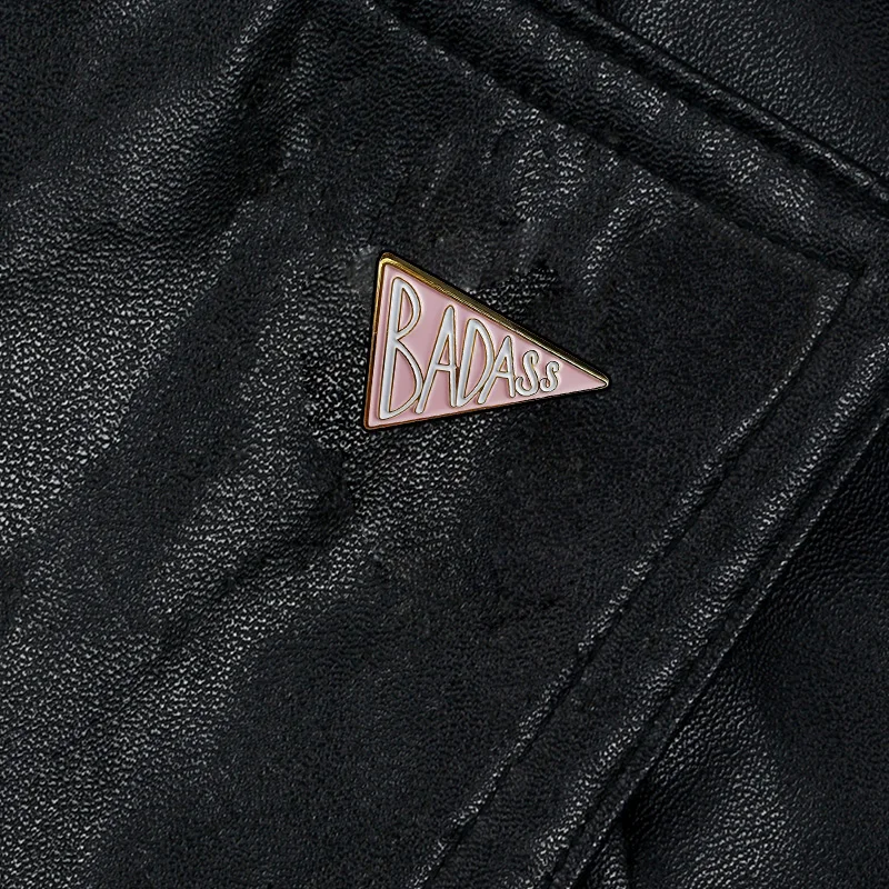 Rosa Badass harte Emaille Pin feministisches Geschenk – Detail 6