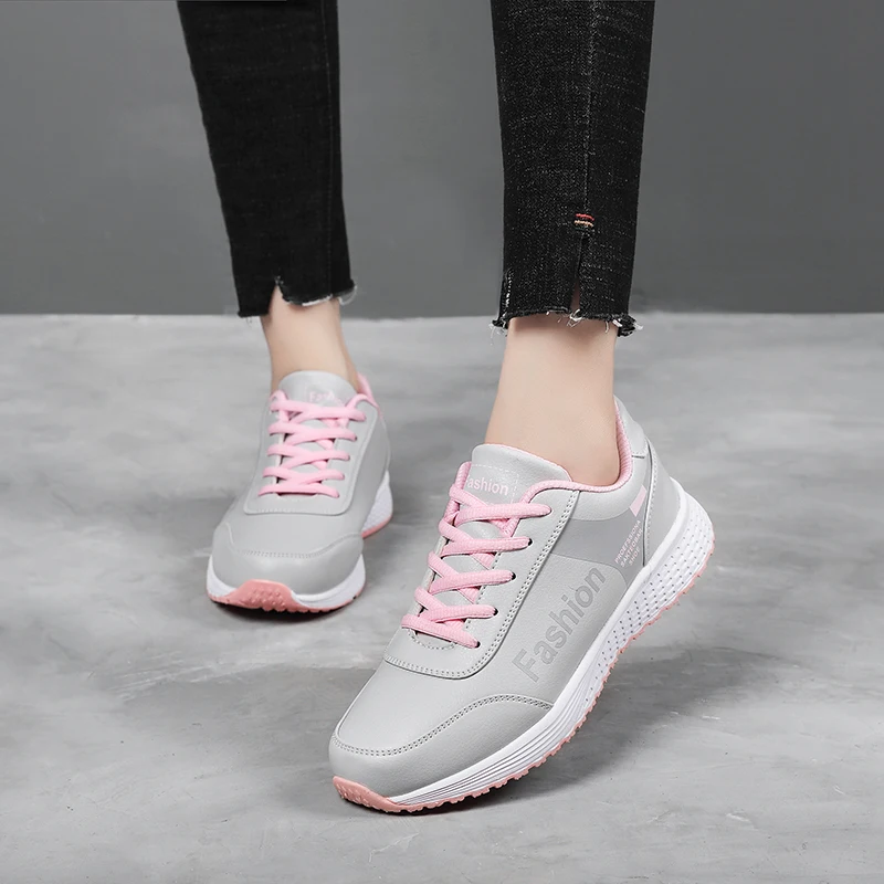 Tenis feminino; модная спортивная обувь черного цвета на шнуровке для женщин; кроссовки; светильник с круглым носком и перекрестными ремешками; женская обувь для тенниса на плоской подошве; уличная спортивная обувь