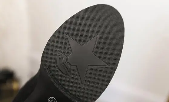 Сапоги выше колена с широким голенищем новые женские зимние черные облегающие высокие сапоги до бедра на высоком каблуке модные женские сапоги с металлической молнией