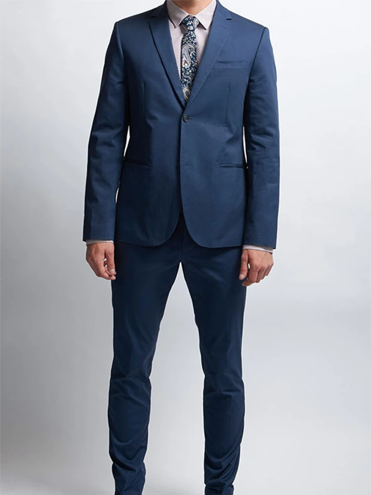 traje pantalon azul y saco gris