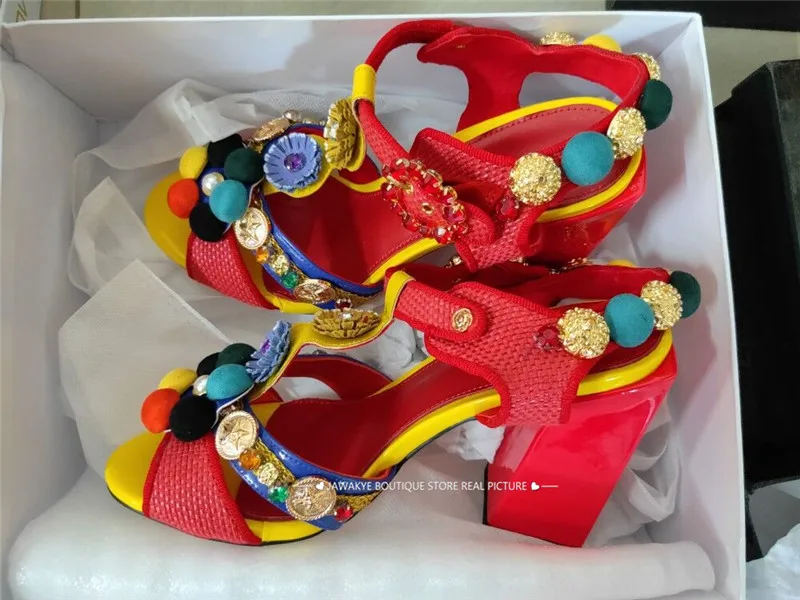 Племенная Мода; красные сандалии с помпонами и украшениями; обувь с цветочным узором на квадратном каблуке с открытым носком и Т-образным ремешком; пляжные сандалии