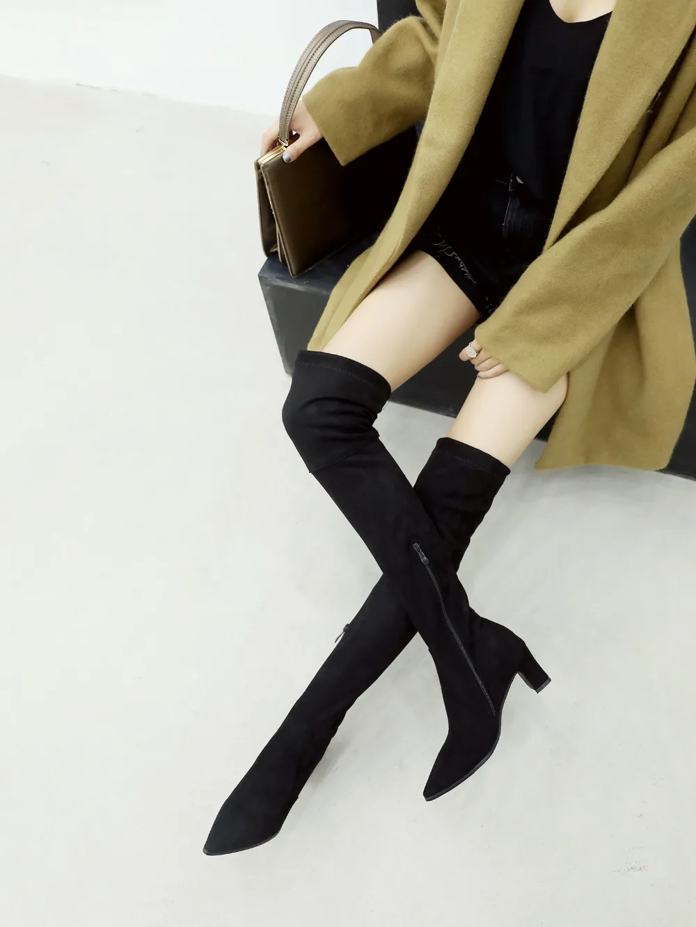 Зимние сапоги до колена; женские сапоги на толстом высоком каблуке; сапоги с острым носком; Женская длинная обувь на молнии; цвет черный, коричневый; большие размеры 32-43