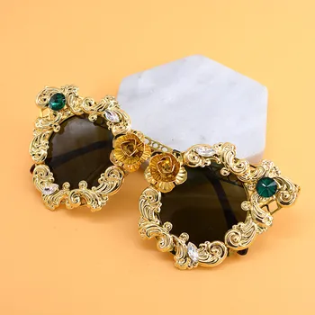 

TTLIFE Vintage Punk Golden Hollow Rhinestone Sunglasses Oversized Frame Outdoor Party Eyeglass Pearl Luxury Brand