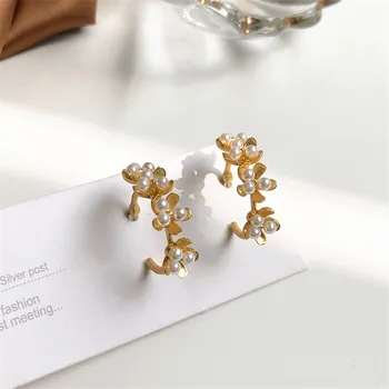 

Fashion Metal geometry C shape Pearl Earrings minimalist style Three-dimensional Flowers Stud Earrings For Women Accessories