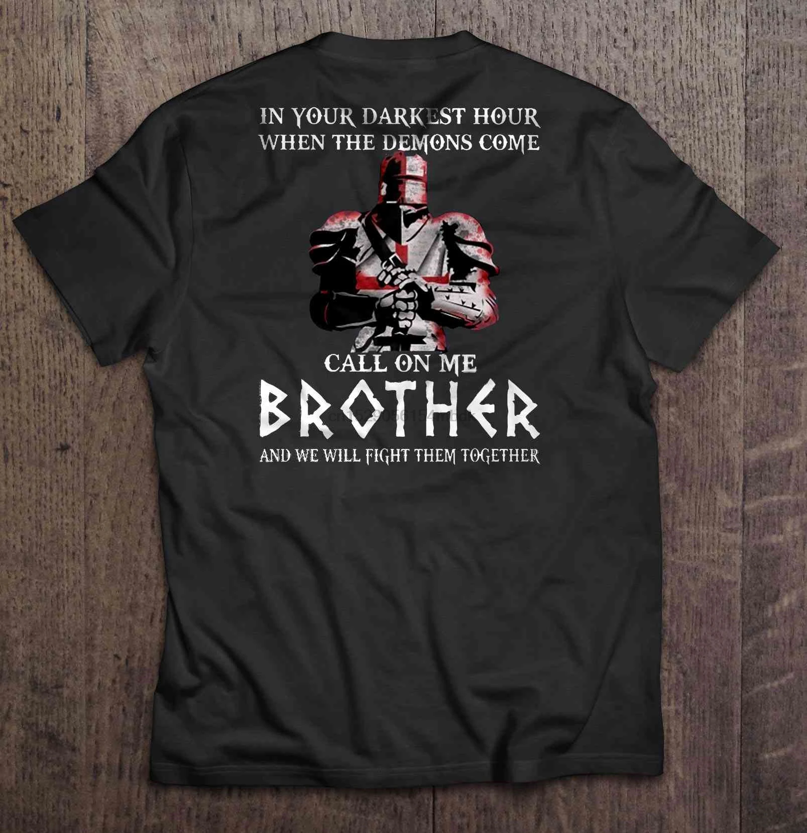 Мужская футболка в самый темный час когда демоны приходят ко мне Brother Crusader Version2