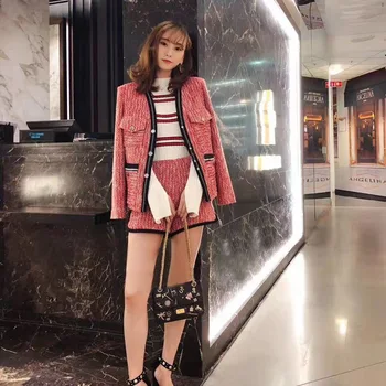 

A New Arrival Fall/winter 2019 Women's Wear: An Elegant Blazer That Works Well with Short Tweed Tops