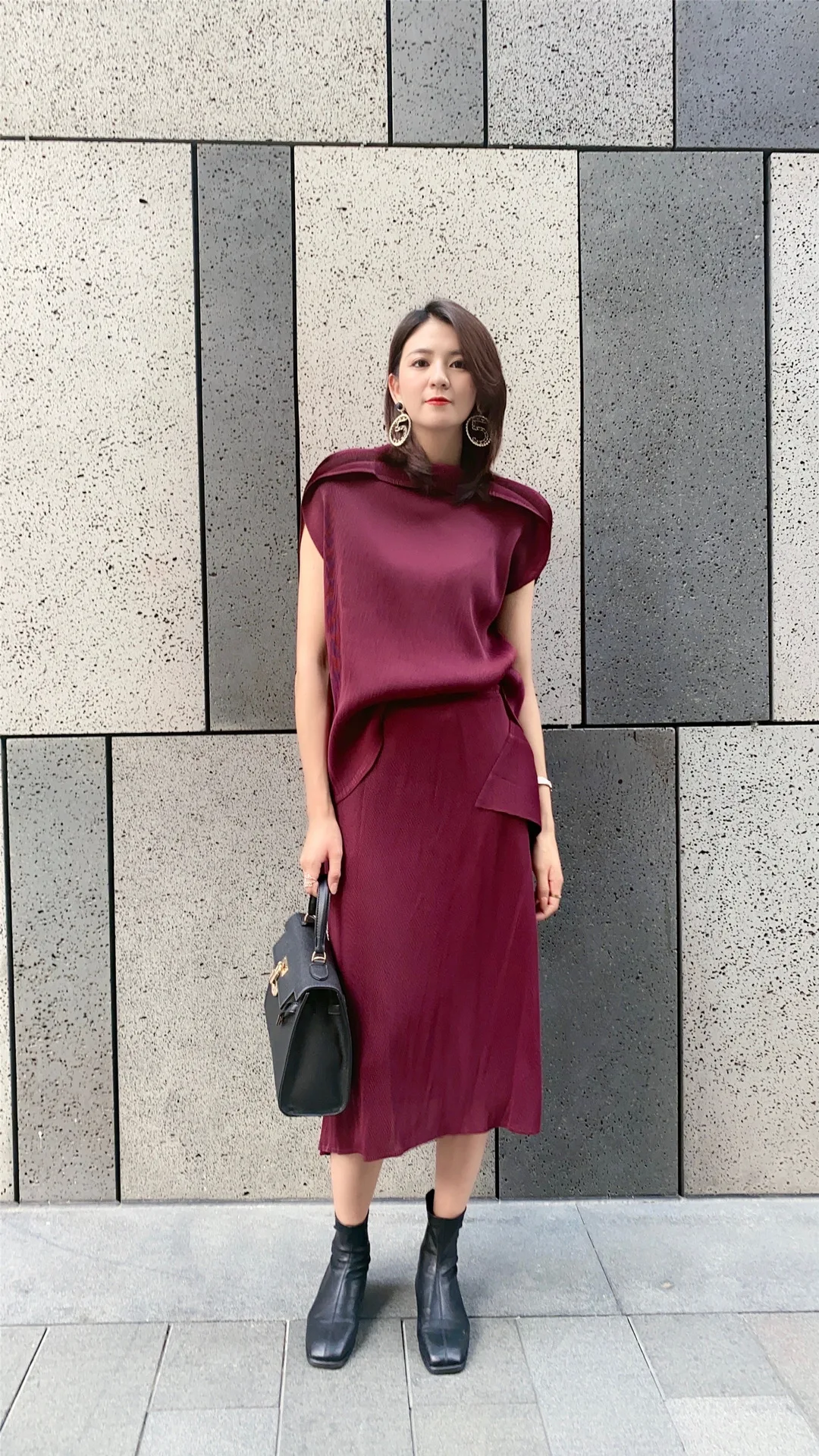 

Лидер продаж, модный костюм, футболка с коротким рукавом и воротником-лодочкой + юбка, однотонный необычный костюм из двух предметов