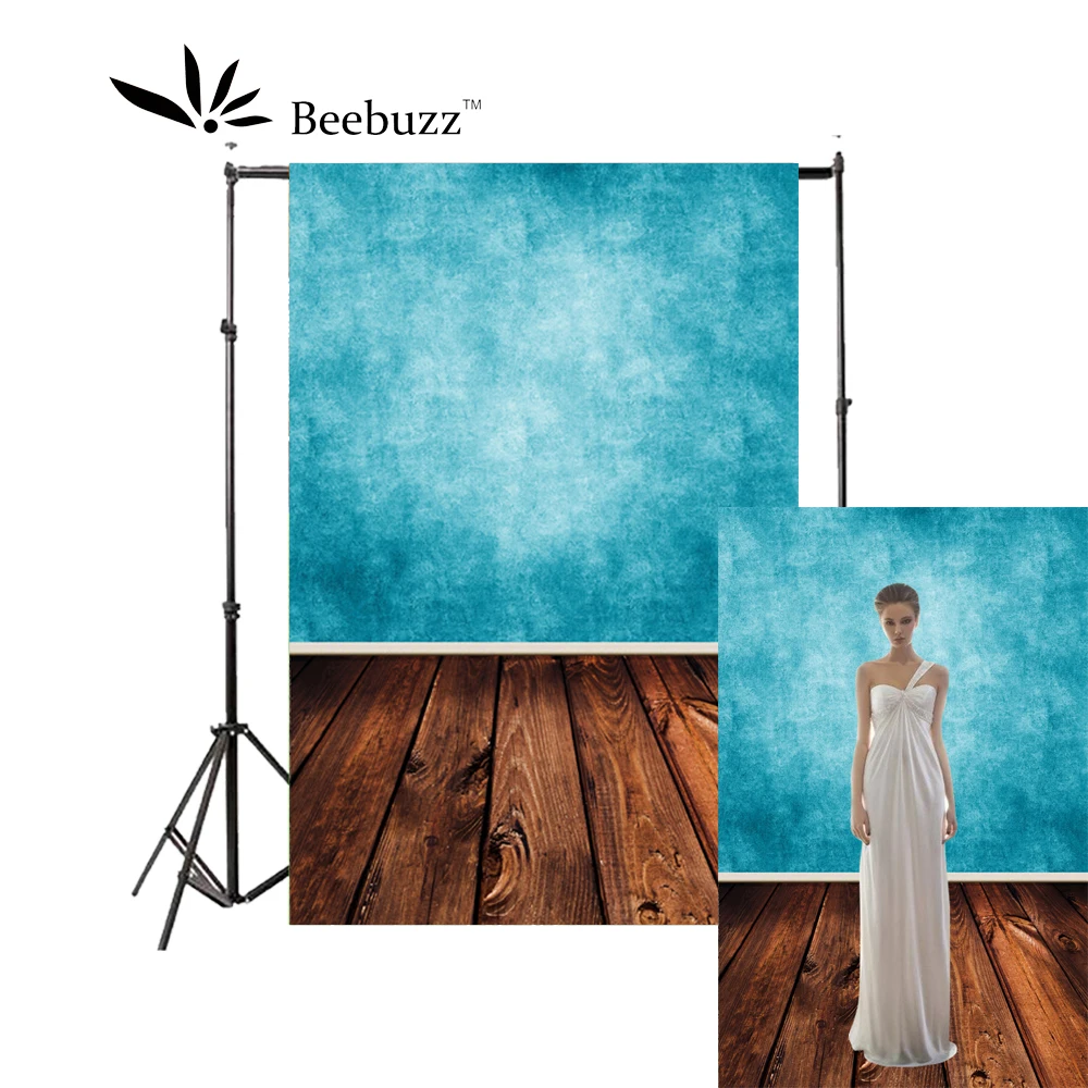 

Sky blue gradient light wall and dark brown wooden floor background Photography studio photophone model Portrait photo