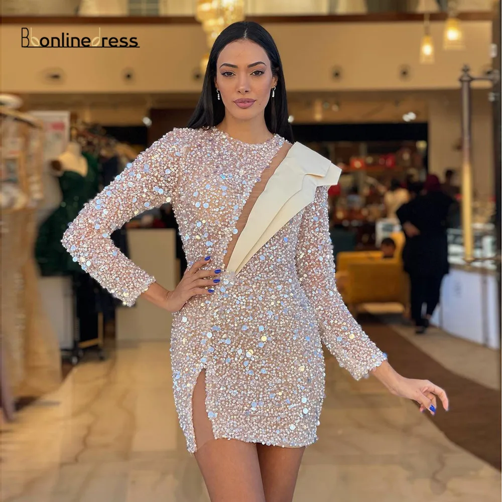 

Блестящее короткое вечернее платье с круглым вырезом и длинными рукавами