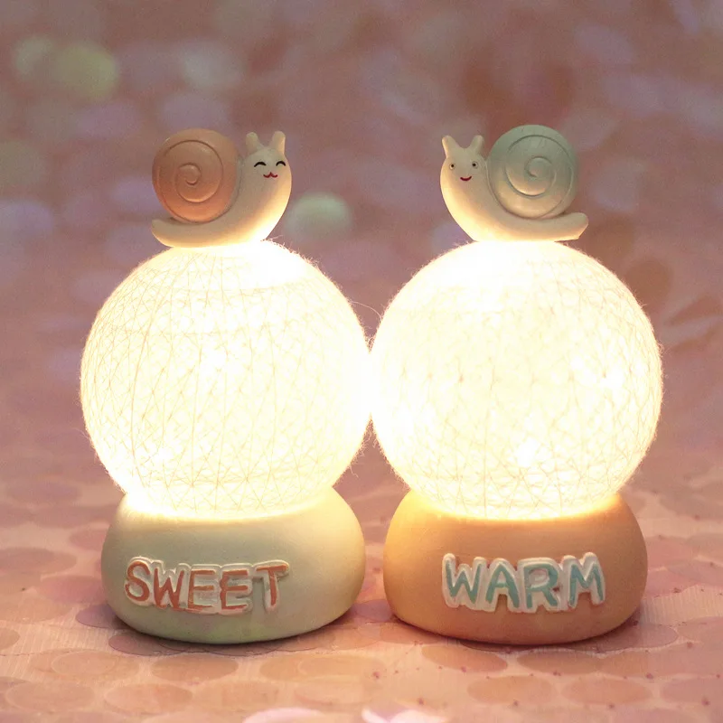 

SIBAOLU Cartoon Snail Figurine Resin Mushroom Night Light Cute Animal Artware Snail Statue Counter Decoration
