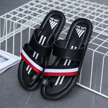 Новые трендовые мужские тапочки; модная мужская летняя пляжная обувь; удобные мужские шлепанцы на плоской подошве для душа