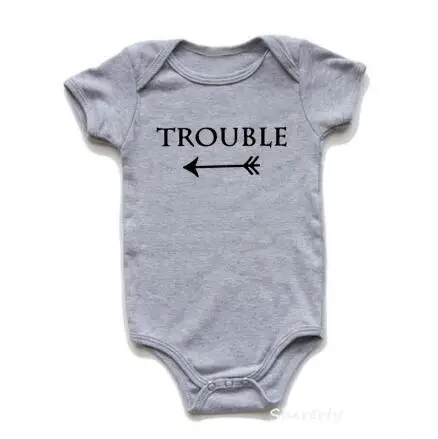Trouble-Grey Одежда для маленьких девочек и мальчиков с двойным и беспокойным принтом; хлопковый летний комбинезон с короткими рукавами; одежда для малышей; комбинезон унисекс - Цвет: Trouble-Grey