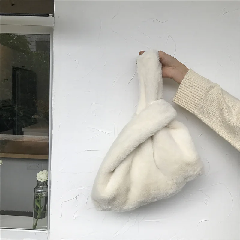 

[Yellow Zheng] 2017 Winter New Style Recommended shou kua bao Plush Casual Furry Handbag Bag Women's Dd31386