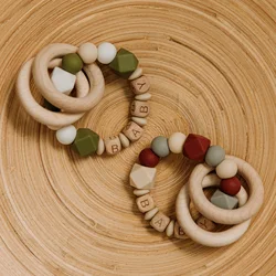 Bracelet de dentition personnalisé pour bébé, avec prénom, hochet, anneau pour les poussées de dents, en bois de hêtre, cadeau de naissance, mignon pendentif pour garçon et fille 