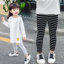 Новинка года; сезон осень; стильная Брендовая детская одежда в Корейском стиле; леггинсы для девочек Повседневные детские спортивные брюки в черно-белую полоску