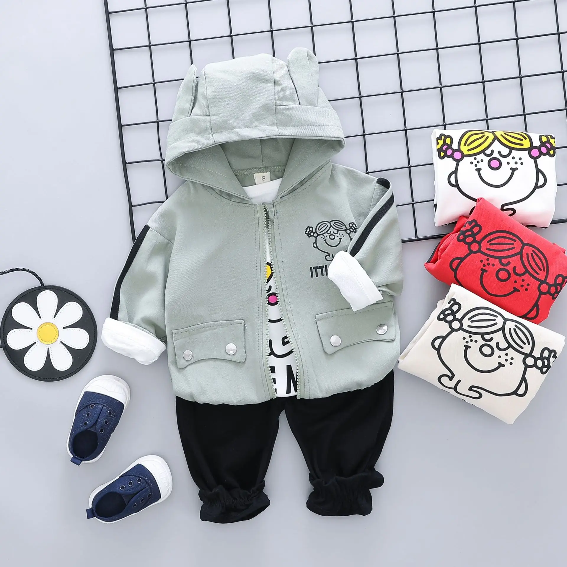 Весенне-осенний костюм для маленьких мальчиков и девочек повседневная спортивная одежда из хлопка с буквенным принтом и капюшоном из трех предметов для мальчиков и девочек