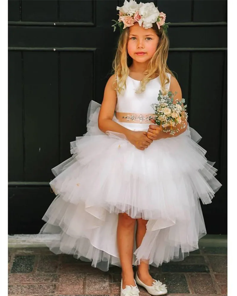 Nieuwe Leuke Bloem Meisjes Jurken Voor Bruiloft Jewel Hals Tulle Tiered Ruches Met Sjerpen Bow Hoge Laag Kinderen Party Verjaardag jurk Nieuwe Leuke Bloem Meisjes Jurken Voor Bruiloft Jewel Hals Tulle Tiered Ruches Met Sjerpen Bow Hoge Laag Kinderen Party Verjaardag jurk