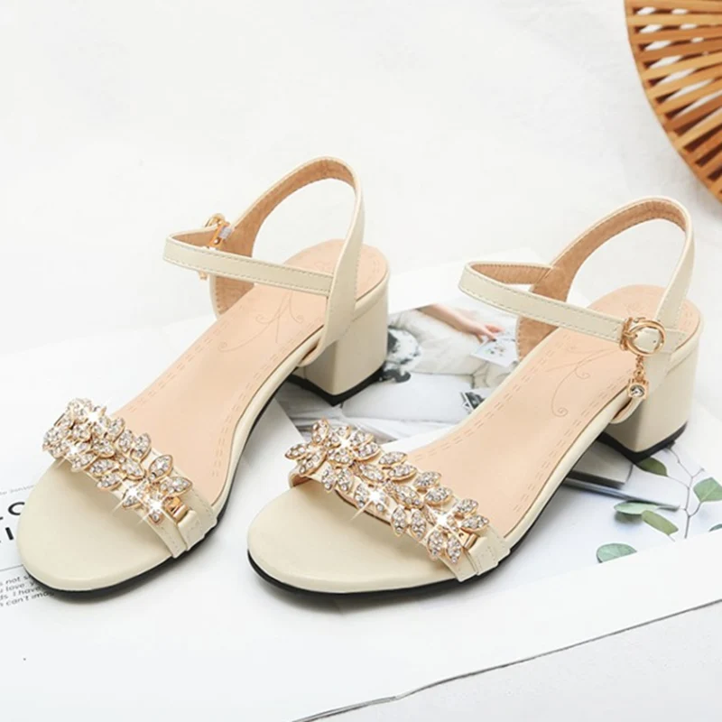Роскошные стразы женские босоножки повседневные на среднем каблуке летние с