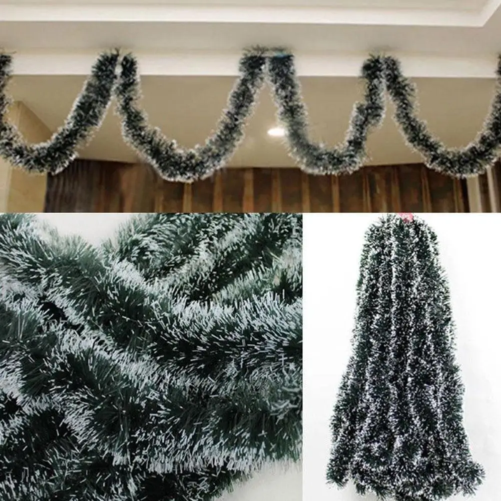 Украшение из мишуры на стену. Елка украшенная мишурой. Украшение из мишуры на стену. Елочные украшения мишура. Мишура на стене.