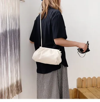 

The new star of the same model small pleated shoulder slanting clutch bag