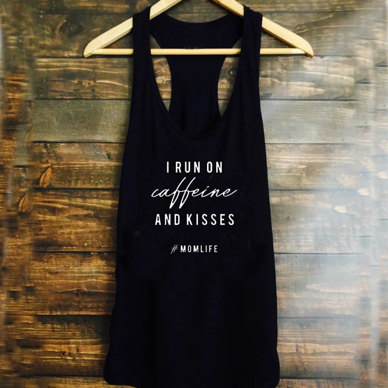 I Run on Caffeine and Kisses Mom Life, сексуальный топ с открытыми плечами, жилеты, праздничные топы без рукавов, хлопковые футболки на бретелях для девочек