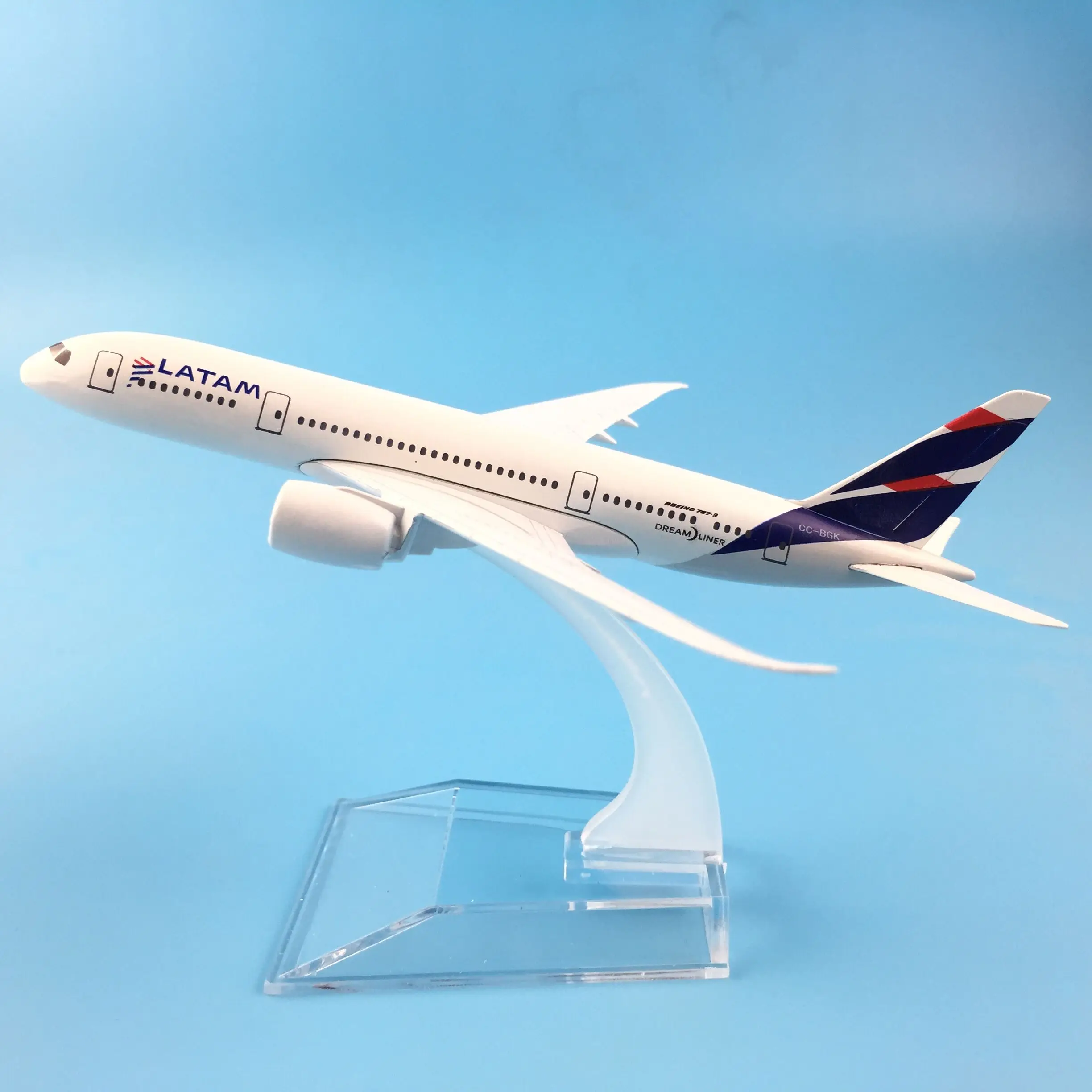 16CM LATAM Airlines metal Diecast aircraft model ,Airbus airplane model Kids Toys plane children New Year/Birthday/Collections 5