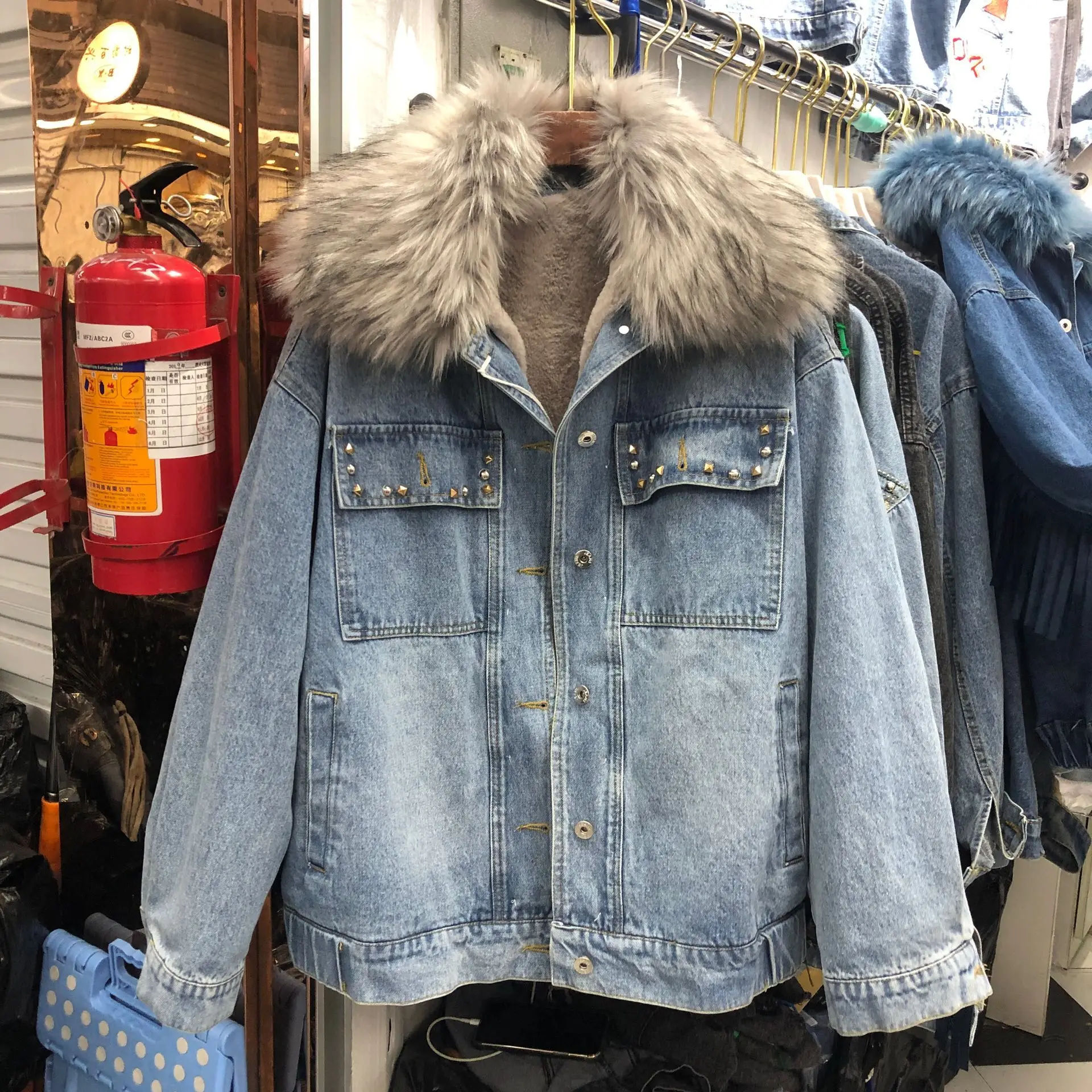 New Winter Cotton Jean Jacket Female Embroidery Denim Padded Coat Heavy Fur Collar Plush Velvet Thick Warm Jeans Jackets